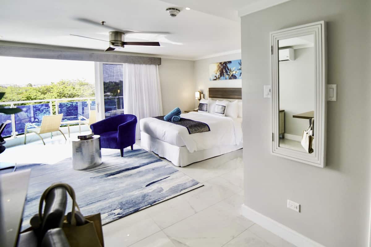 standard room, 1 king bed, hot tub, ocean view | 1 bedroom, premium bedding, in-room safe, desk