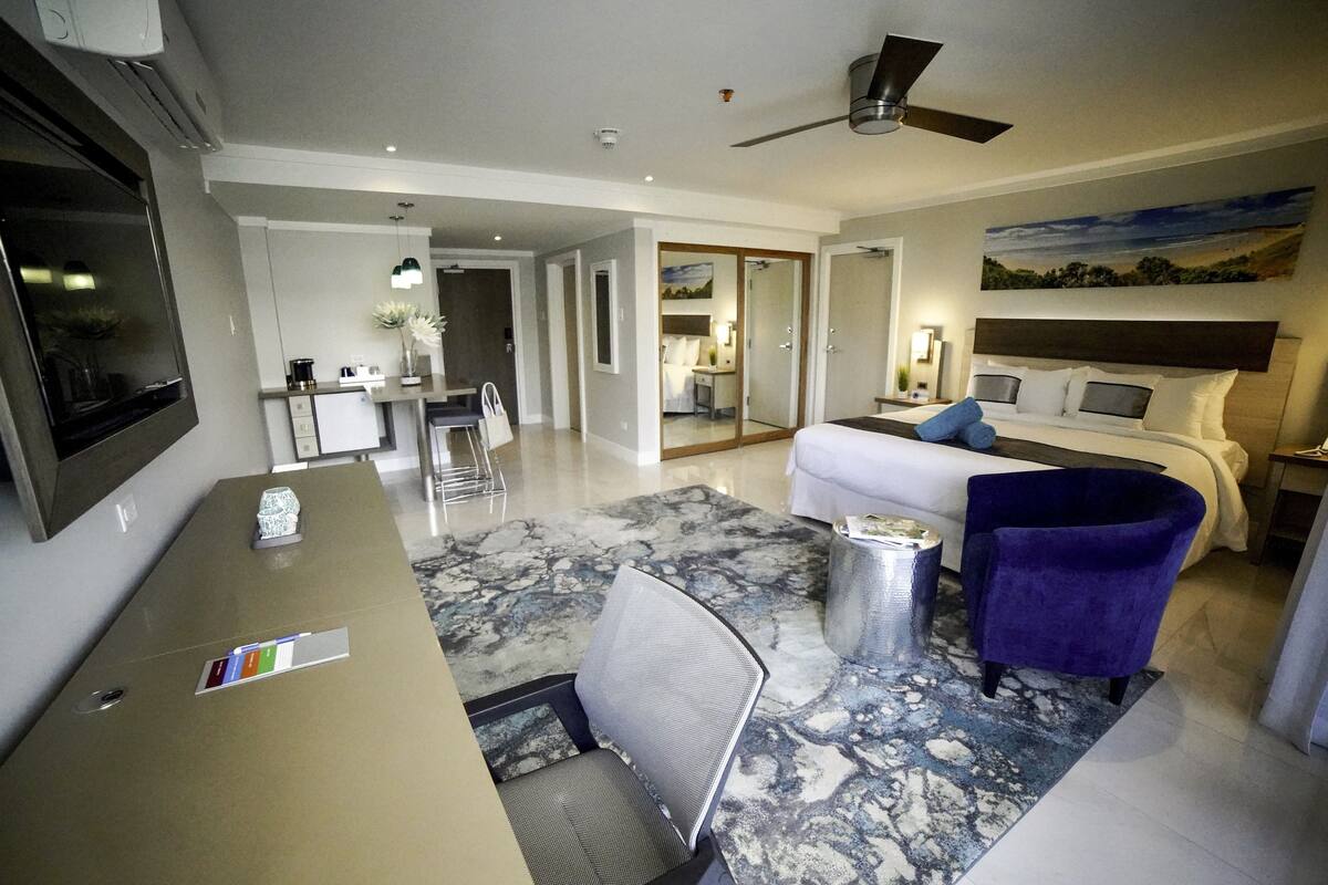 Chambre Standard, 1 très grand lit, bain à remous