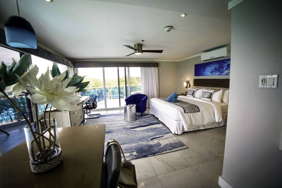 Chambre Majestueuse, 1 très grand lit, bain à remous, en front de mer