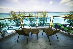 Habitación Grand, 1 cama de matrimonio grande, bañera de hidromasaje, frente al mar | Vistas del balcón