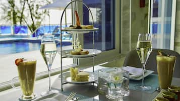 Breakfast, lunch and dinner served