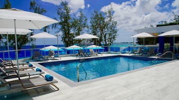 Piscine extérieure, parasols de plage, chaises longues