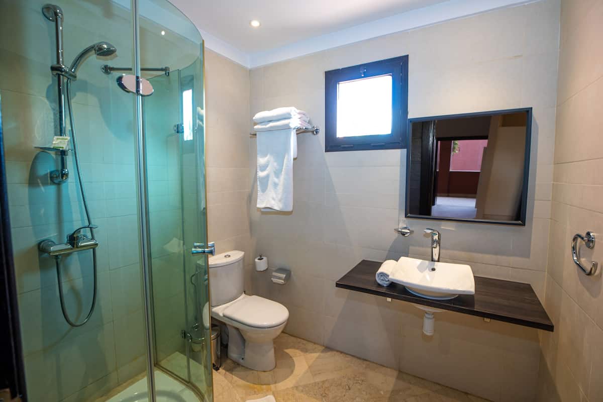 Deep-soaking bathtub, free toiletries, bidet, towels