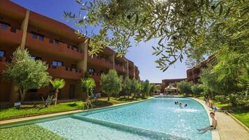 Indoor pool, 2 outdoor pools