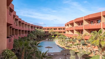 Indoor pool, 2 outdoor pools