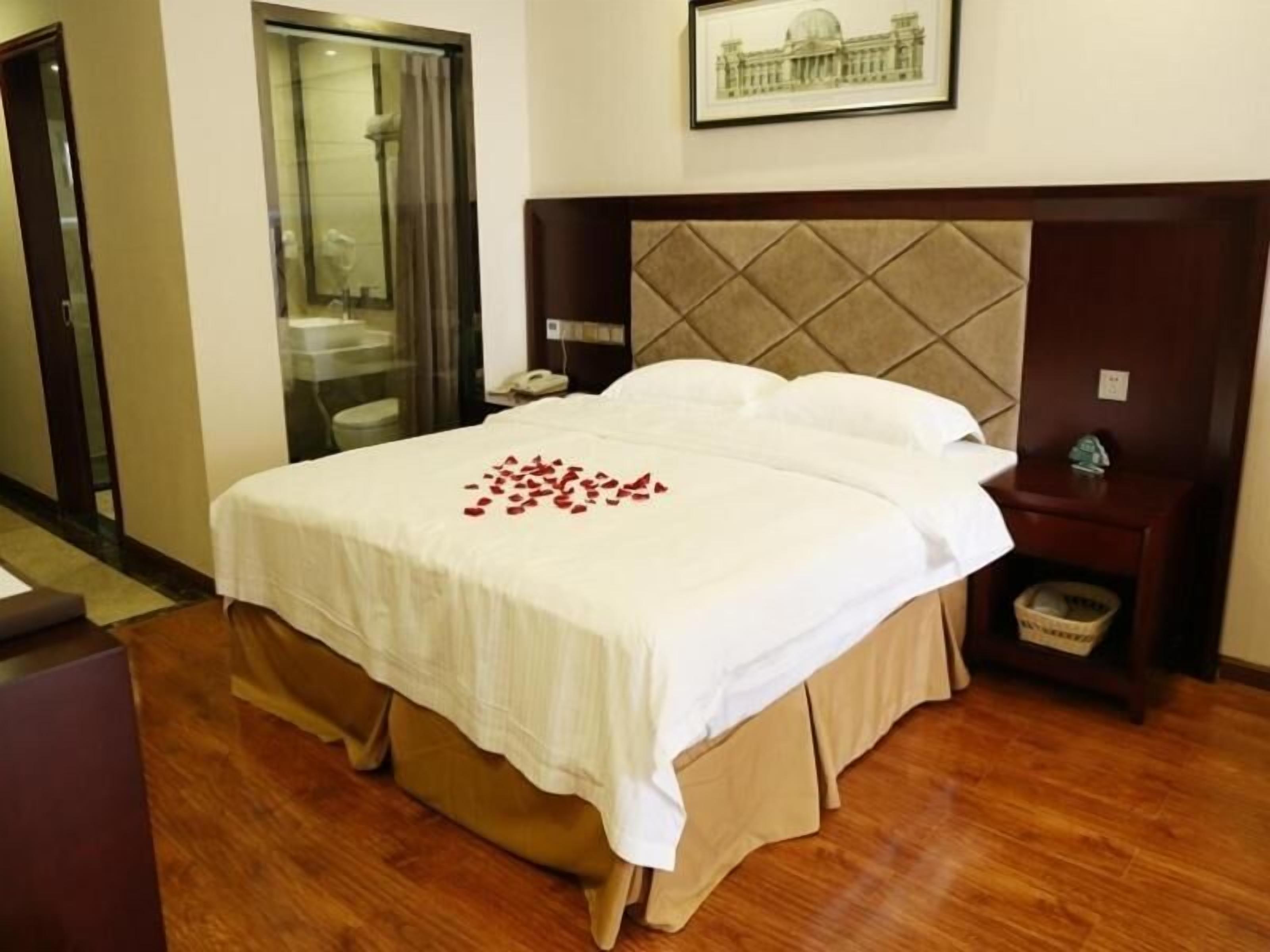 in-room safe, desk, soundproofing, free wifi