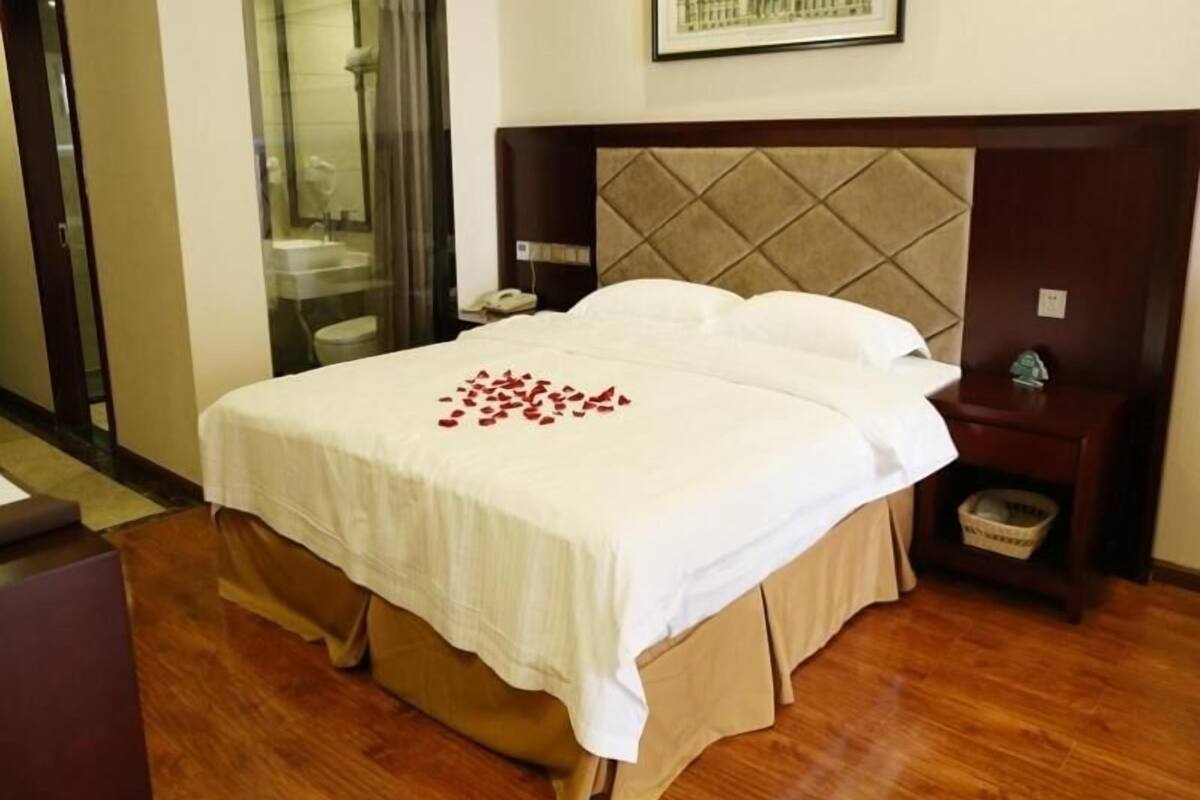 in-room safe, desk, soundproofing, free wifi