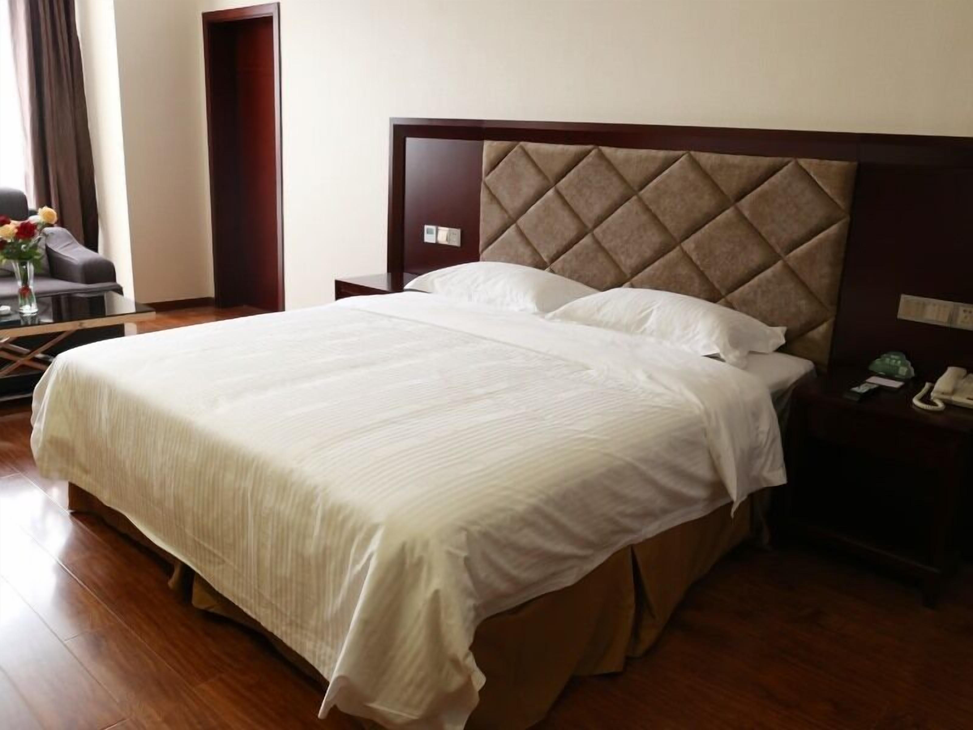 in-room safe, desk, soundproofing, free wifi