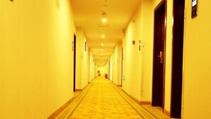 A long, narrow hotel corridor with a carpeted floor and doors on both sides. - GreenTree Inn Changzhou Henlin Town Zhongtian Express Hotel (Changzhou)