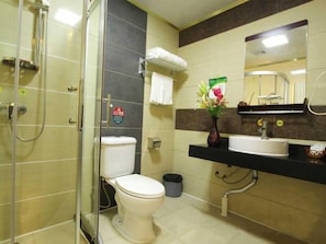 Dusche, kostenlose Toilettenartikel, HandtĂŒcher