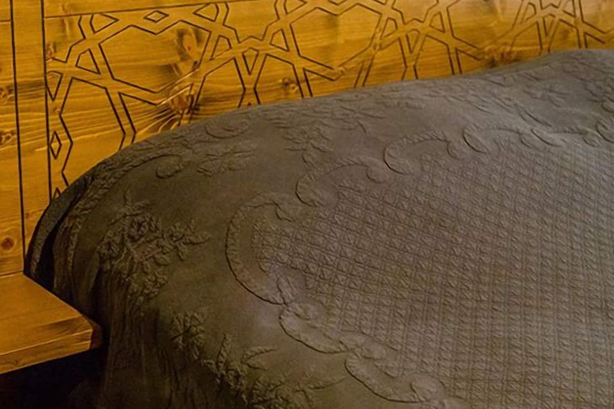 أغطية فراش متميزة وميني بار وخزنة داخل الغرفة ومكتب