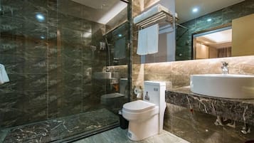 Ducha, artículos de tocador gratuitos, pantuflas, toallas