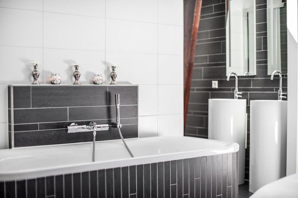junior suite | bathroom | free toiletries, hair dryer, towels