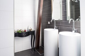 Suite júnior | Bany | Articles de tocador gratuïts, assecador de cabells i tovalloles 