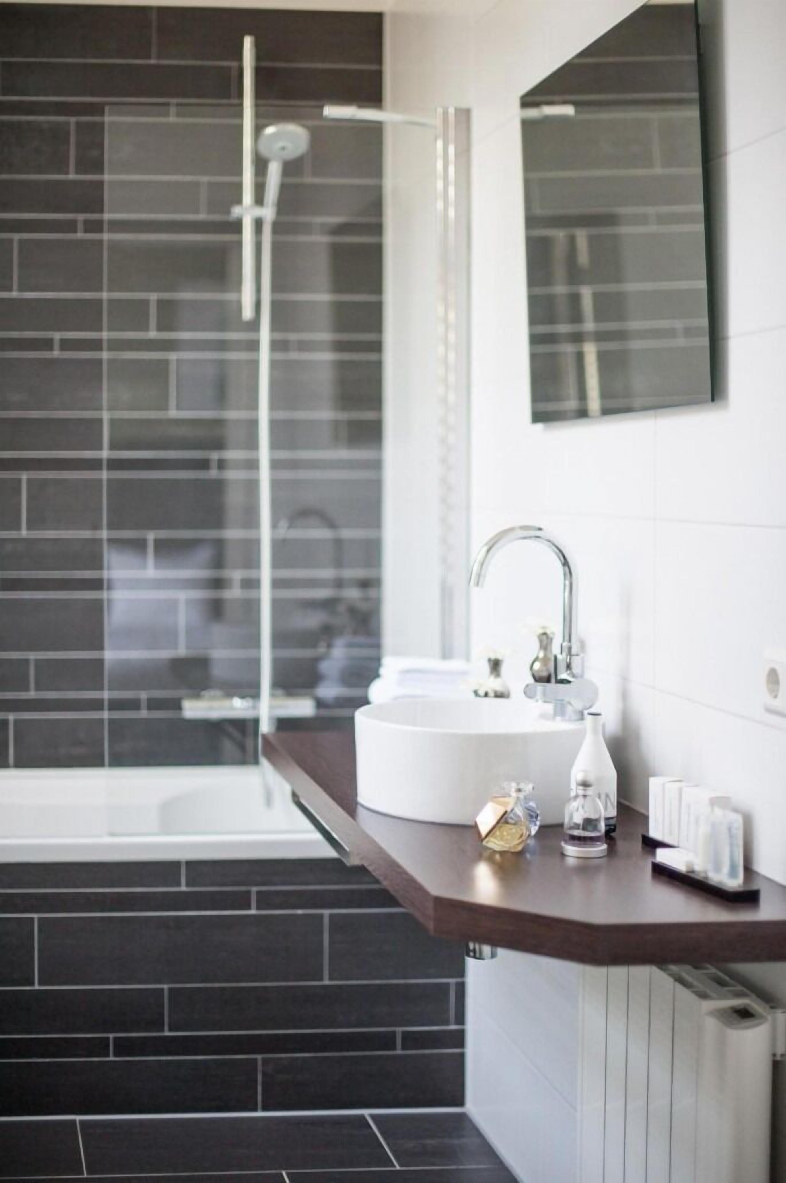 comfort double room | bathroom | free toiletries, hair dryer, towels