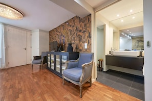 Apartament bàsic, 1 llit doble i sofà llit, no fumadors | Sala d'estar | Televisor LCD