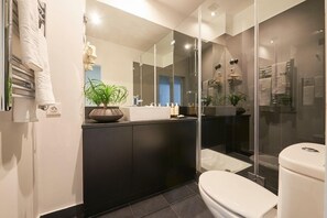 Departamento familiar, 2 habitaciones (Remedios 3 - Beliche) | Baño | Regadera, secadora de cabello, toallas