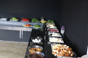 Esmorzar diari d'estil bufet (4 EUR per persona) 