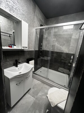 Habitació Deluxe | Bany | Dutxa, capçal de dutxa tipus cascada i articles de tocador gratuïts 