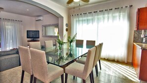Casa exclusiva, 4 quartos, vista para o oceano, ao lado da praia | Opções para refeição no quarto