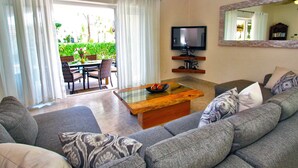 Casa exclusiva, 4 quartos, vista para o oceano, ao lado da praia | Área de estar | TV de tela plana, lareira, DVD player