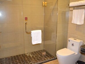 Shower dan perlengkapan mandi gratis