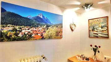 Dusche, kostenlose Toilettenartikel, Haartrockner, Handtücher