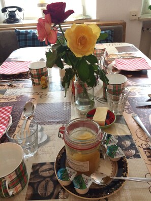 Free daily breakfast  - Pension Karner (Mittenwald)