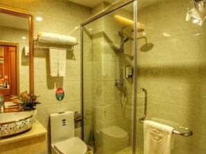 A bathroom with a glass-enclosed shower, a toilet, a sink with a decorative bowl, a mirror, and a towel rack. - GreenTree Inn Zhuhai Light Rail Pearl Station Express Hotel (Zhuhai)