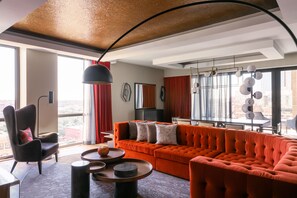 Premium bedding, in-room safe, desk, laptop workspace