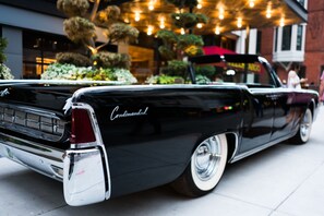 Betjent parkering (USD 60 per natt)