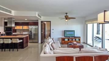 Condo exclusivo, 3 habitaciones, acceso a la alberca, vista al océano | Área de sala de estar | Televisión de pantalla plana, reproductor de DVD y estación para iPod