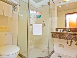 Regadera, amenidades de baño gratuitas, toallas 