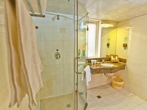 Regadera, amenidades de baño gratuitas, toallas 
