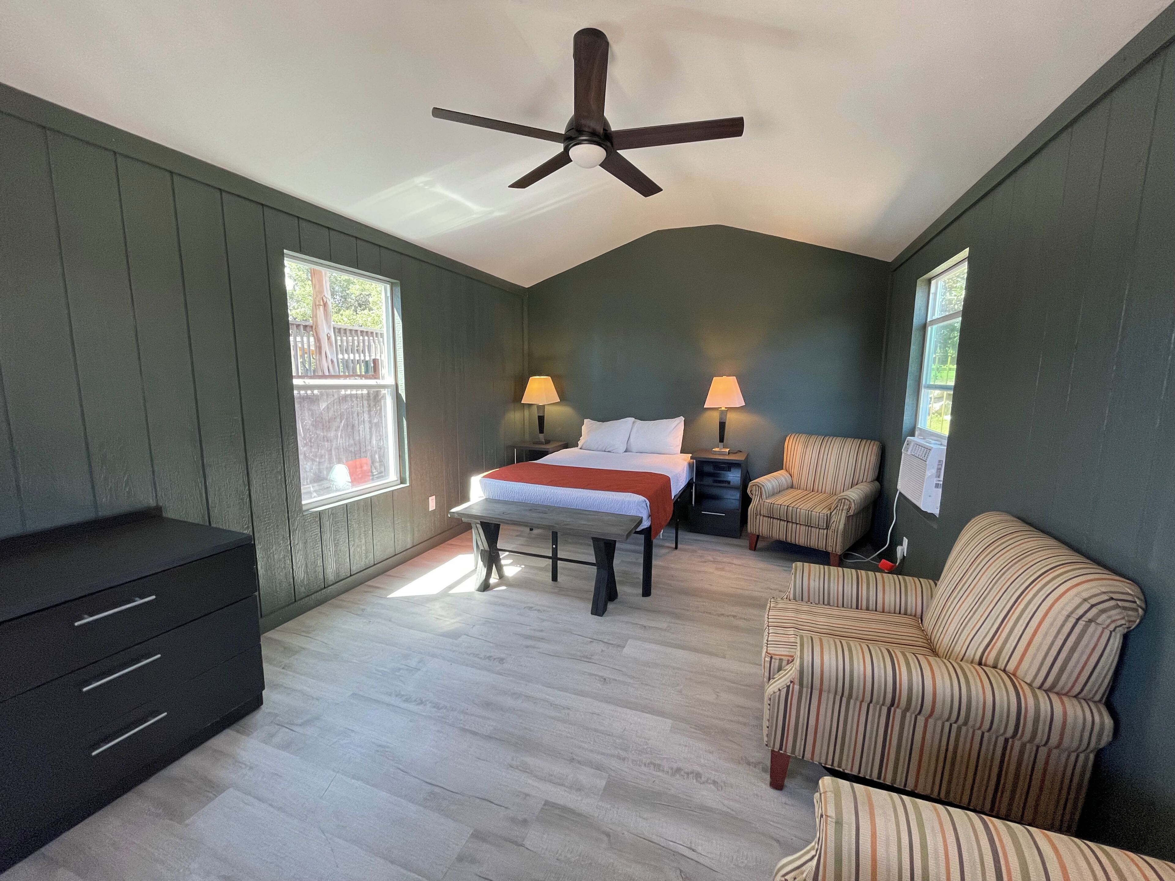 Muebles diferentes y espacio para trabajar con laptop 