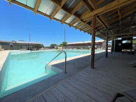 1 habitación, muebles diferentes y espacio para trabajar con laptop 