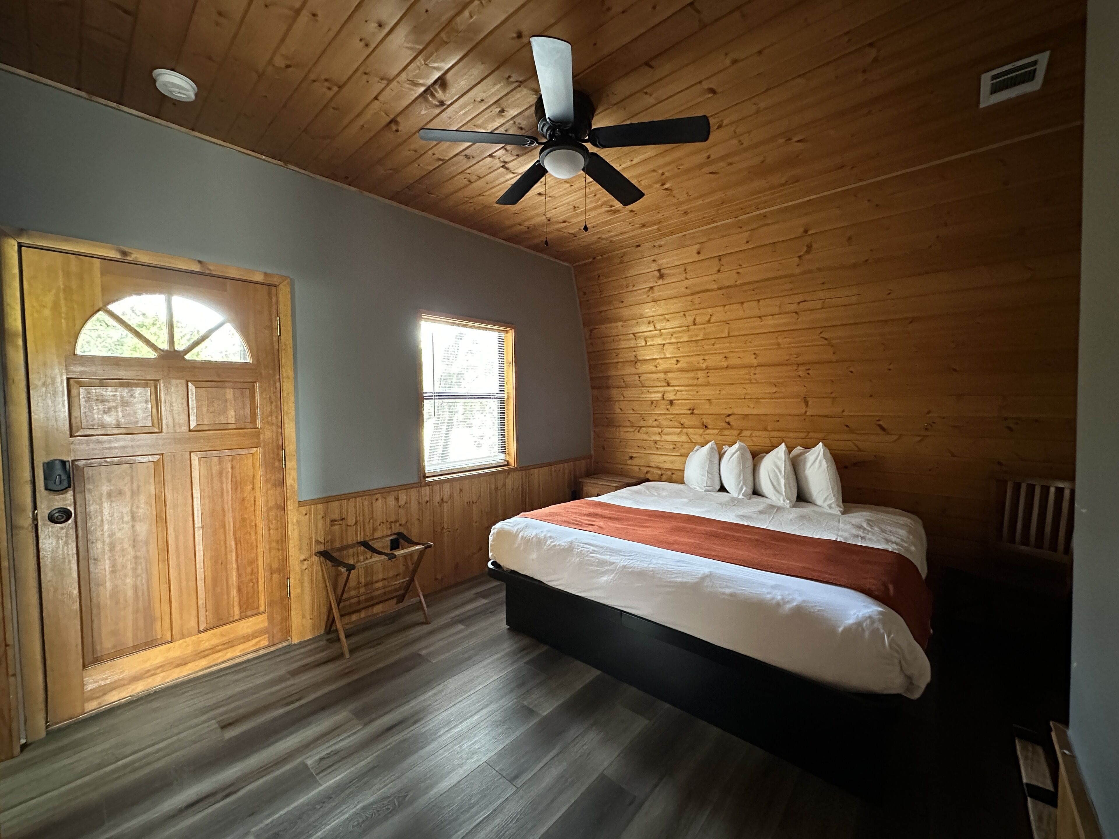 Individually furnished, laptop workspace, soundproofing, free WiFi