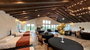 1 habitación, muebles diferentes y espacio para trabajar con laptop