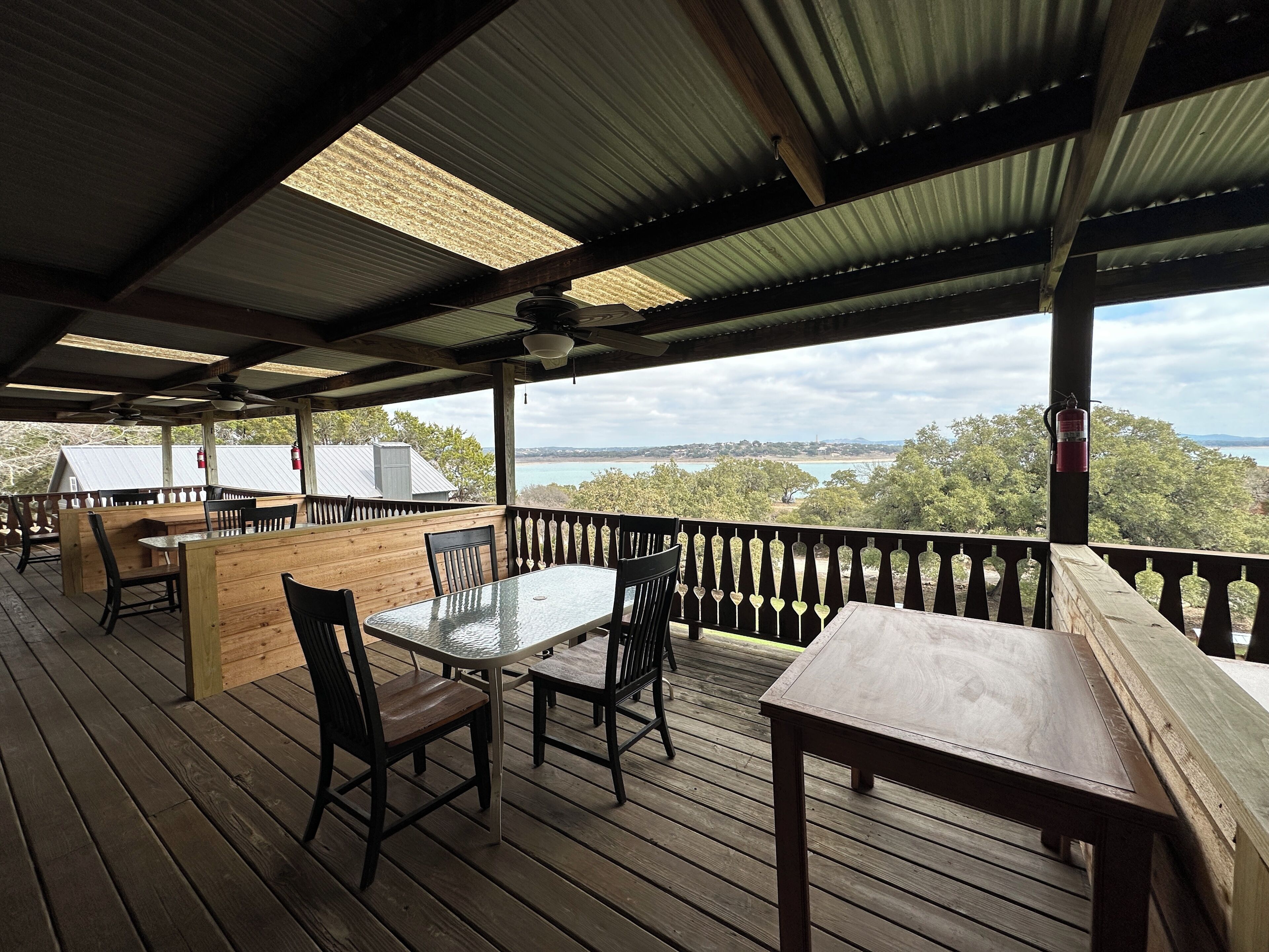 Una terraza al aire libre con muebles de madera y vistas al paisaje.