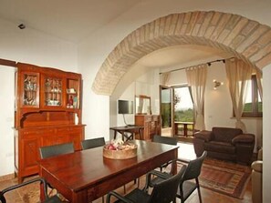 Familienapartment, 2 Schlafzimmer | Essbereich im Zimmer