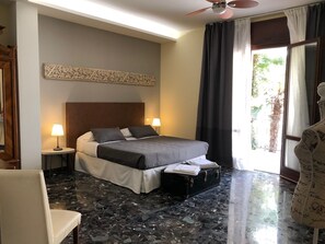 标准开间套房 | 1 多间卧室、特色家居、办公桌、熨斗/熨衣板