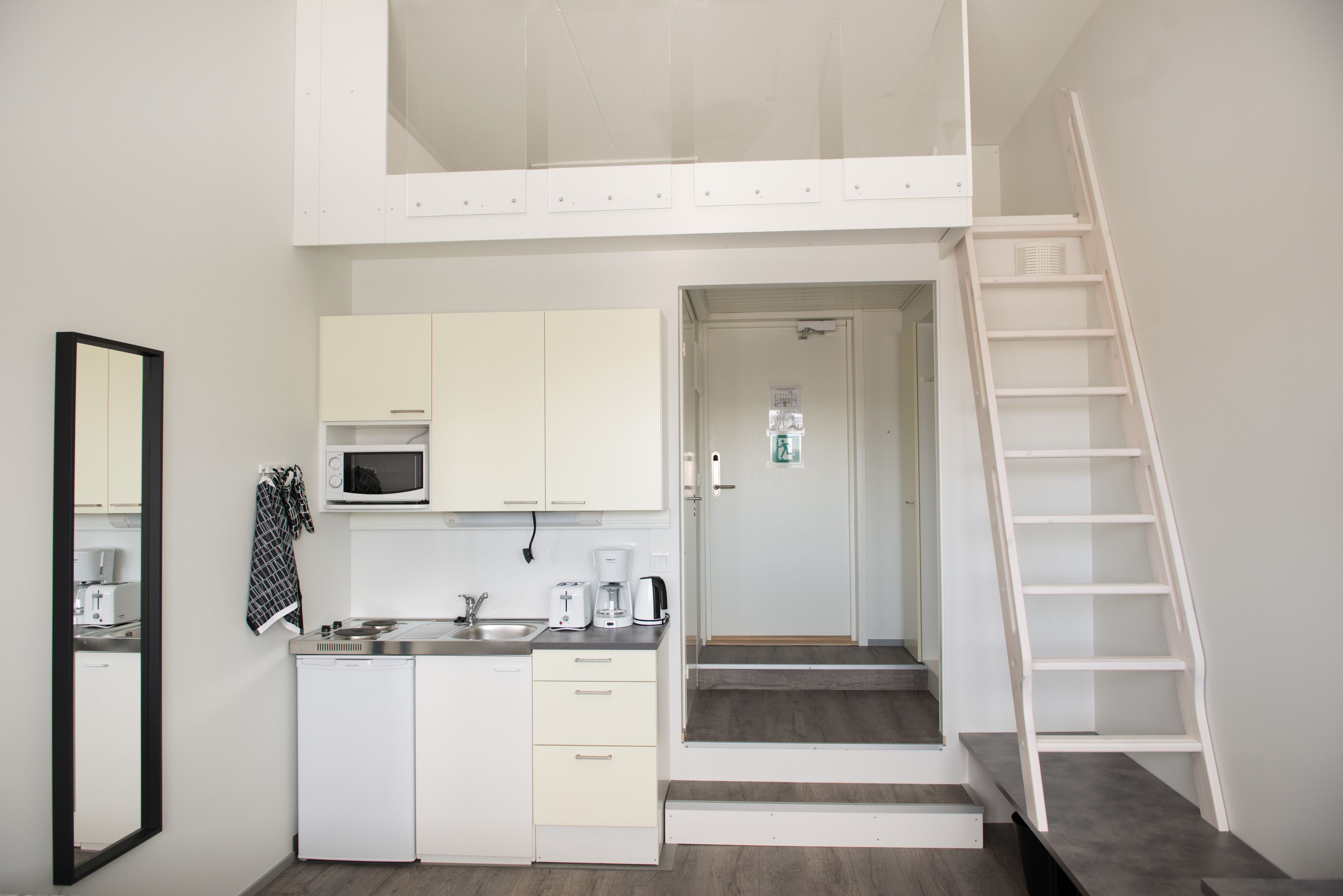 Kjøleskap, mikrobølgeovn, kokeplater og kaffetrakter/tekoker