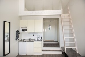 Kühlschrank, Mikrowelle, Herdplatte, Wasserkocher mit Kaffee-/Teezubehör