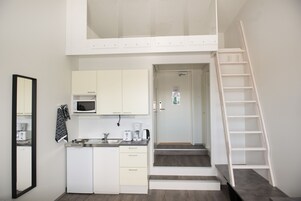 Jääkaappi, mikroaaltouuni, liesi, kahvin-/teenkeitin