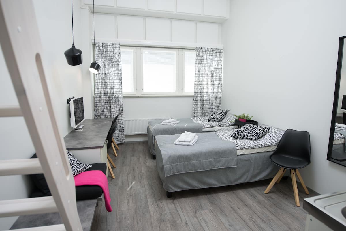 Escritorio, tabla de planchar con plancha, wifi gratis y ropa de cama