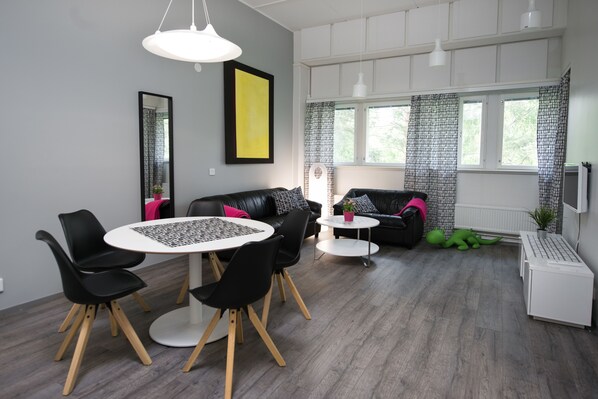 Family Apartment, 2 Bedrooms, Kitchen | In-room dining