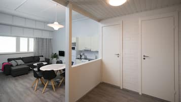 Monolocale familiare, 2 camere da letto | Area soggiorno | TV a schermo piatto