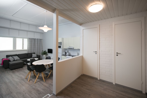 Perhestudio, 2 makuuhuonetta | Oleskelualue | Taulutelevisio