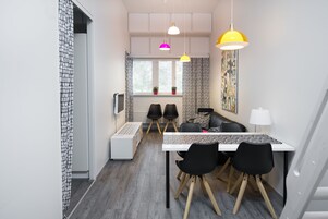 Appartamento familiare, 2 camere da letto | Area soggiorno | TV a schermo piatto