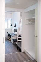 Kahden hengen perushuone (kaksi sänkyä) | Työpöytä, silitysrauta/-lauta, ilmainen Wi-Fi, vuodevaatteet